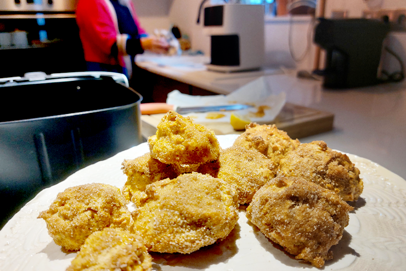 Bilharacos de abbora na air fryer com fundo de cozinha e air fryer flama