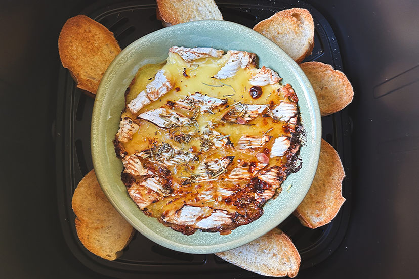 Queijo camembert ou brie gratinado com mel e rom e alecrim na air fryer flama